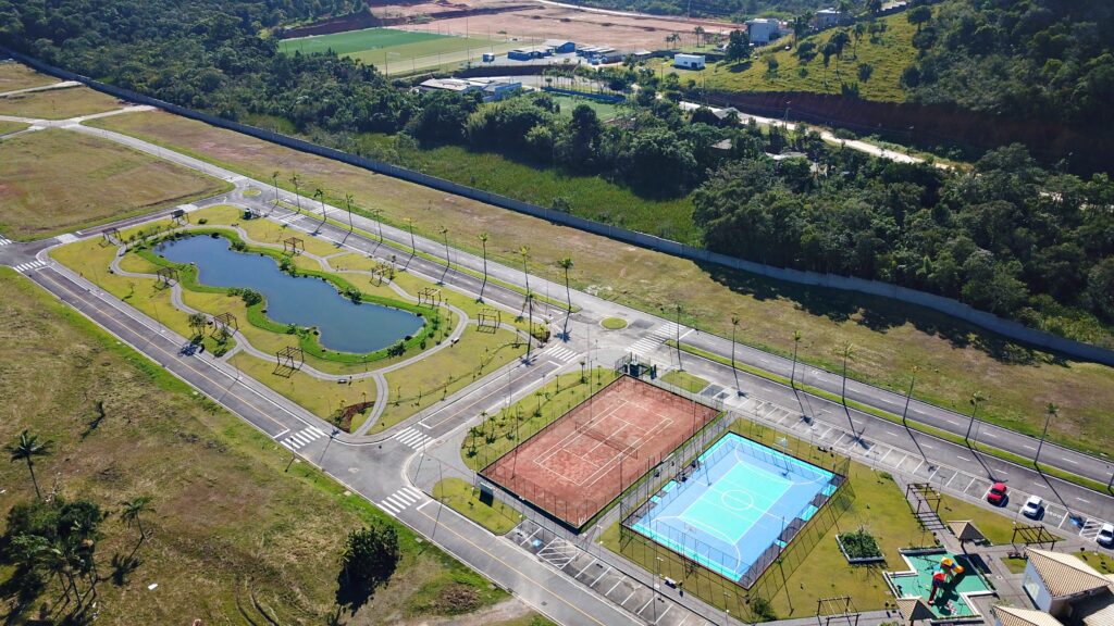 Área de lazer com pista de caminhada ao redor do lago e quadras de esportes. Condomínio Fechado Parque do Lago - Camboriú/SC.