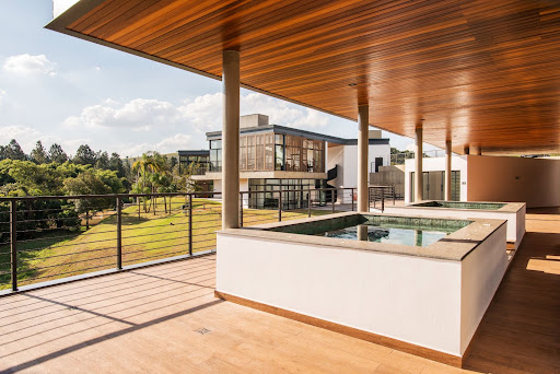 Hidromassagem com vista para área verde.