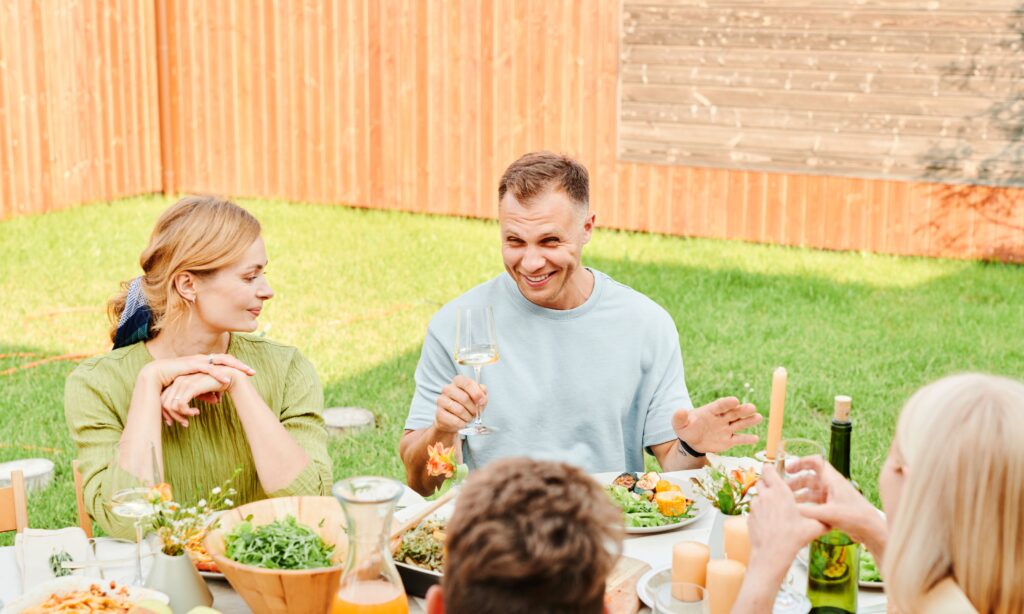 Família comemorando com um almoço.