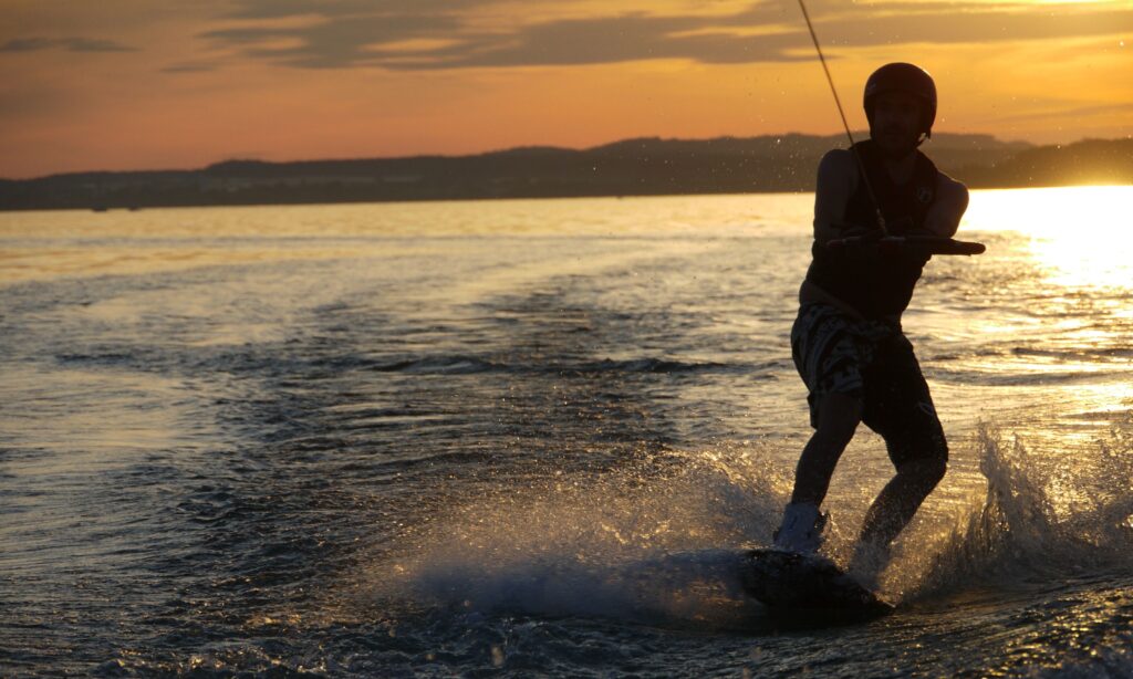 Praticante de wakeboard na praia.