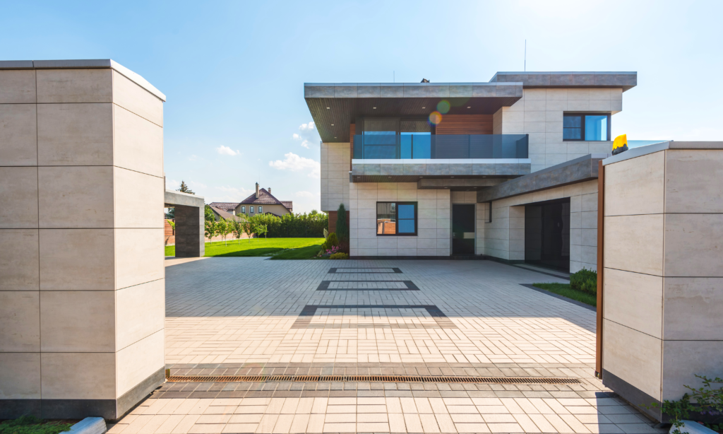 Vista frontal de uma casa em construção.