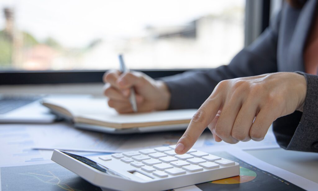 Organizar as finanças é um passo importante para comprar um terreno.