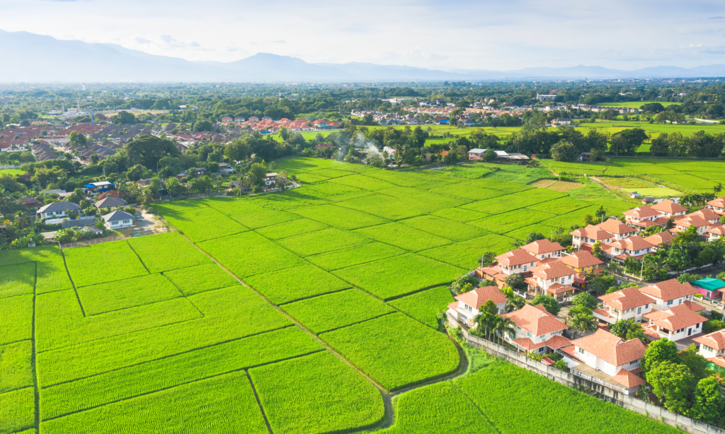 Vista aérea de um terreno em meio a cidade.