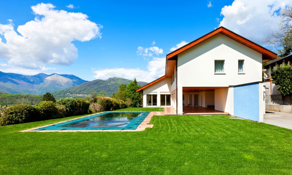 Vista de uma casa de campo com piscina no interior.