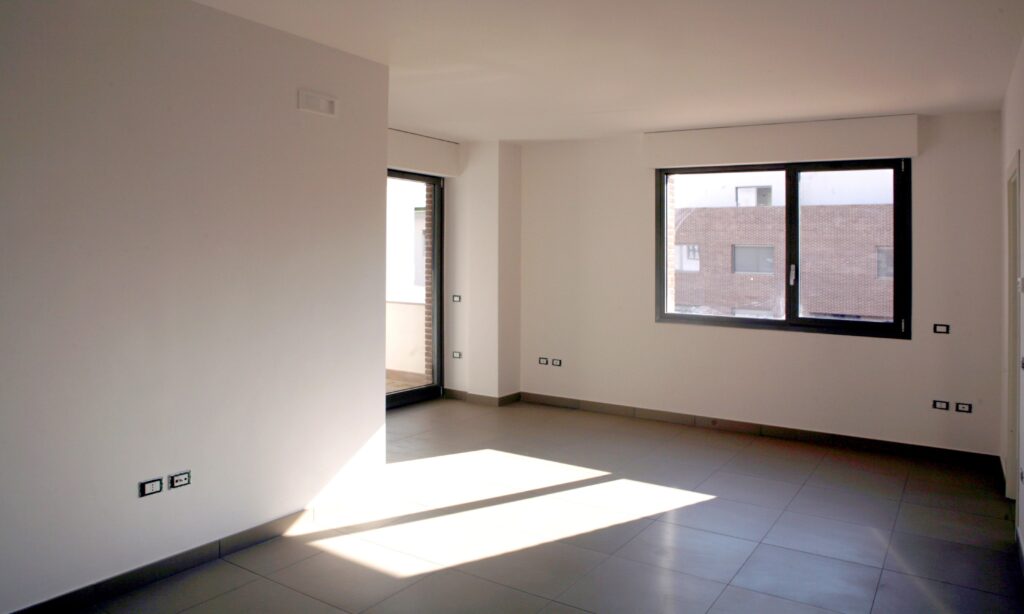 Saber a posição solar do terreno ajuda a prever como será a iluminação natural no interior da residência.